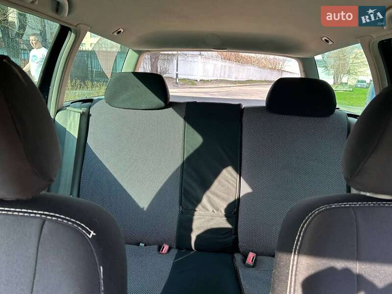 Універсал Volkswagen Passat 2002 в Києві