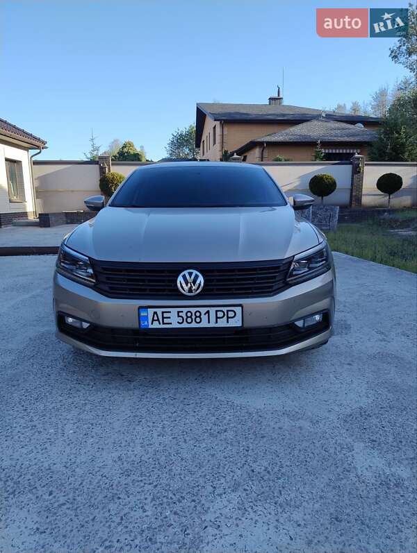 Седан Volkswagen Passat 2016 в Днепре