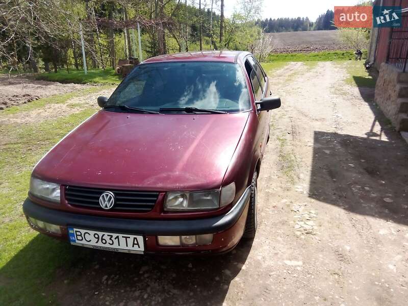 Седан Volkswagen Passat 1994 в Самборе