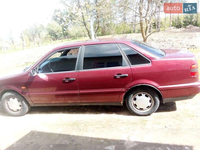 Седан Volkswagen Passat 1994 в Самборе