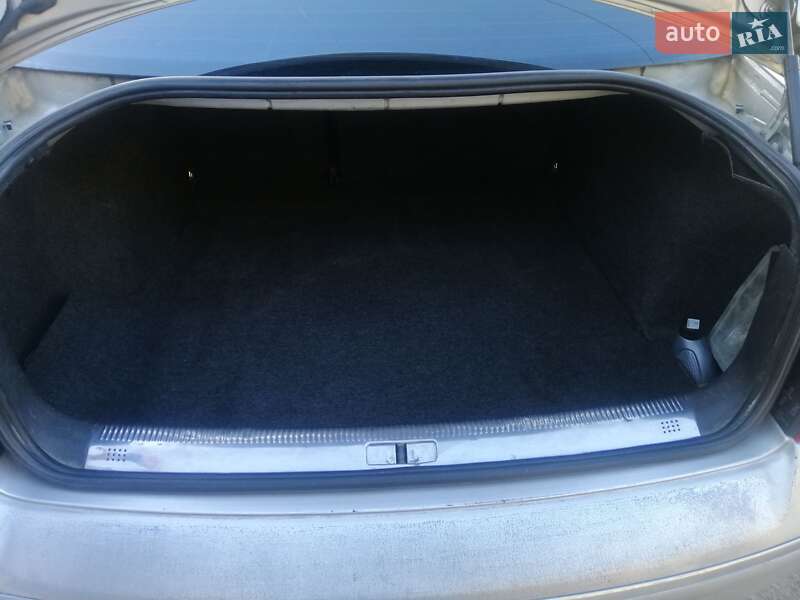 Седан Volkswagen Passat 2003 в Киеве