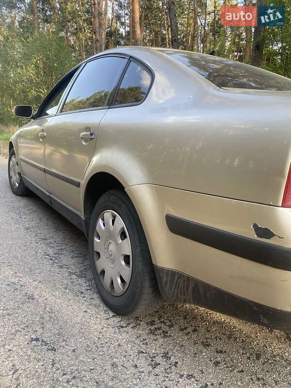 Седан Volkswagen Passat 2001 в Богуславе