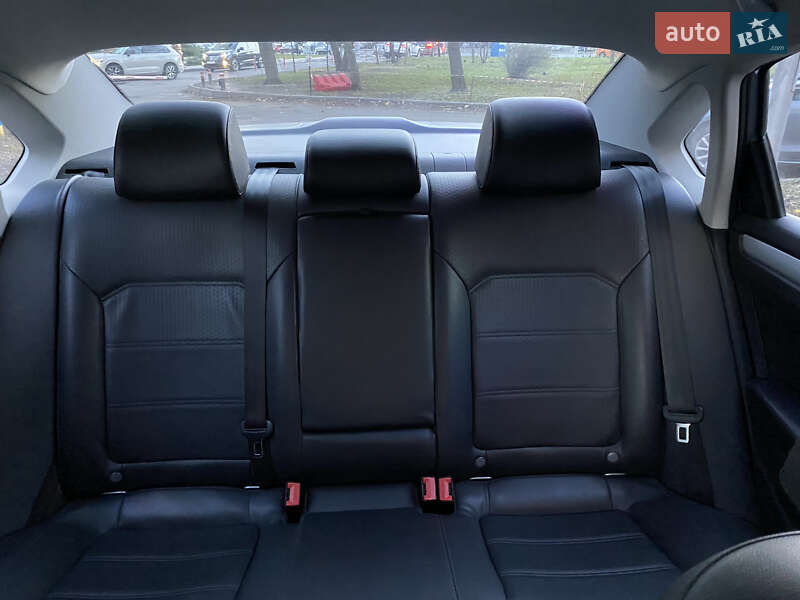 Седан Volkswagen Passat 2012 в Києві