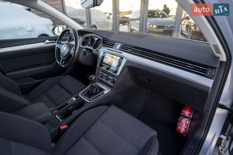 Універсал Volkswagen Passat 2018 в Києві фото 31 Універсал Volkswagen Passat 2018 в Києві