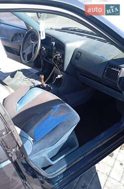 Універсал Volkswagen Passat 1992 в 