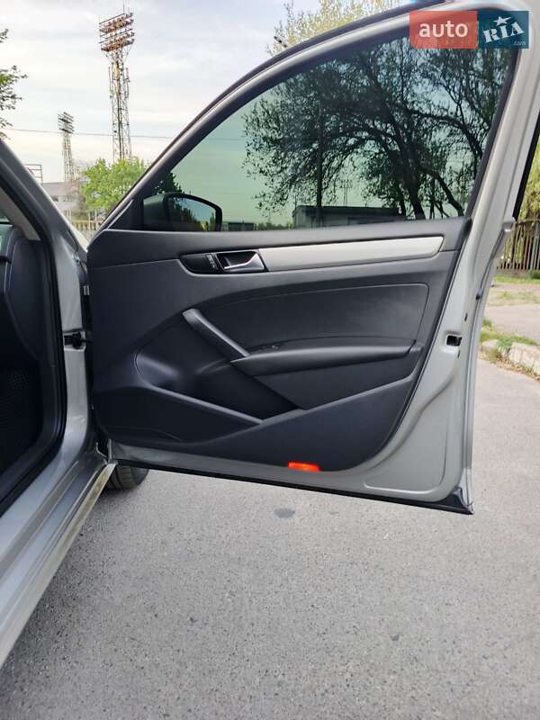 Седан Volkswagen Passat 2013 в Днепре