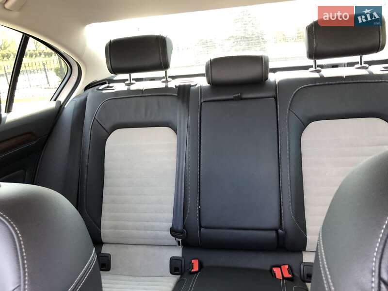 Седан Volkswagen Passat 2016 в Киеве