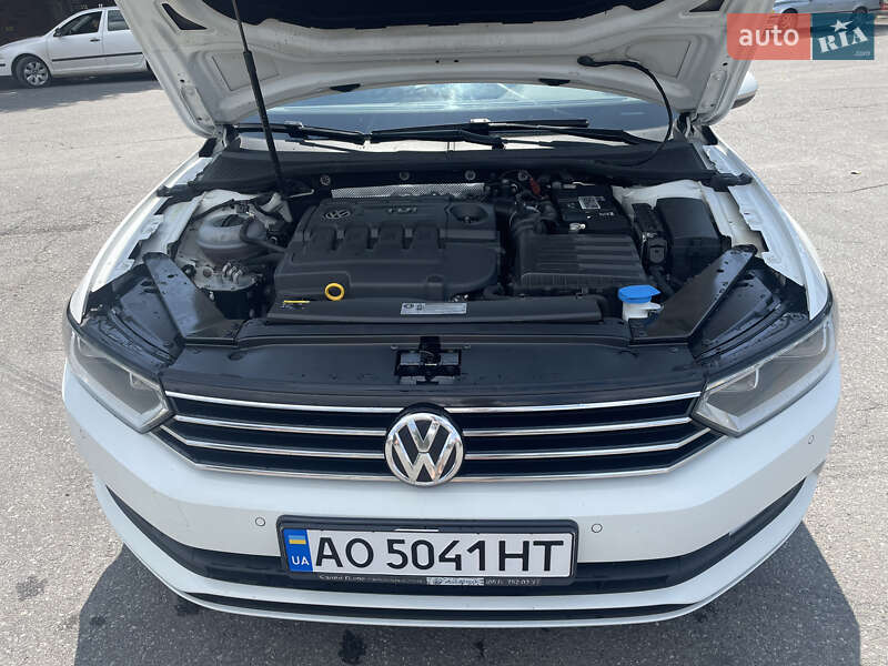 Седан Volkswagen Passat 2016 в Ужгороде