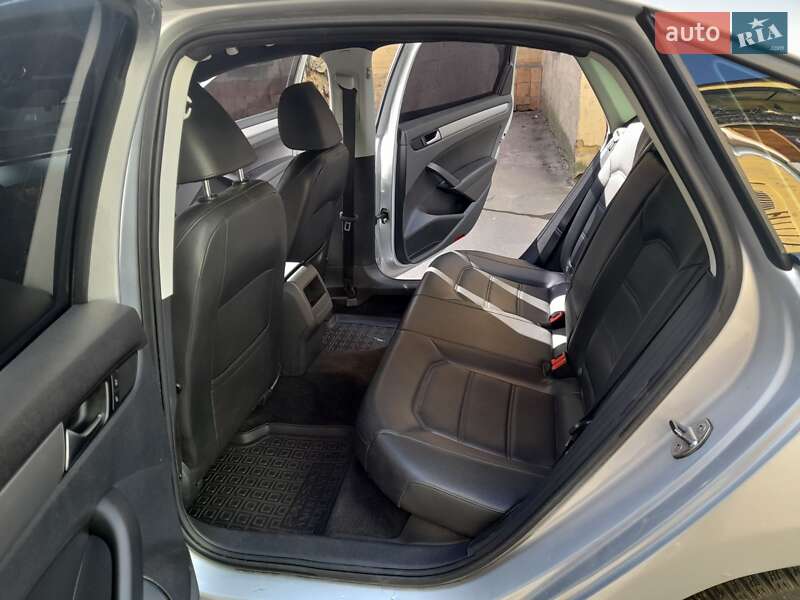 Седан Volkswagen Passat 2013 в Києві