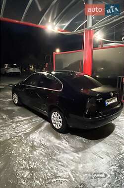 Седан Volkswagen Passat 2001 в Глухове