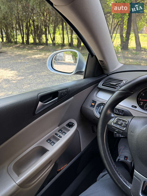 Седан Volkswagen Passat 2010 в Каменском