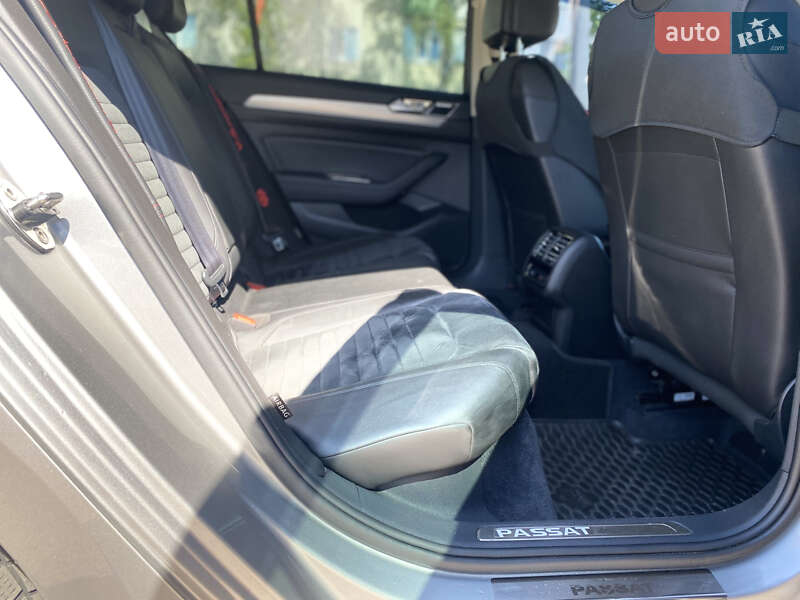 Седан Volkswagen Passat 2016 в Коростене