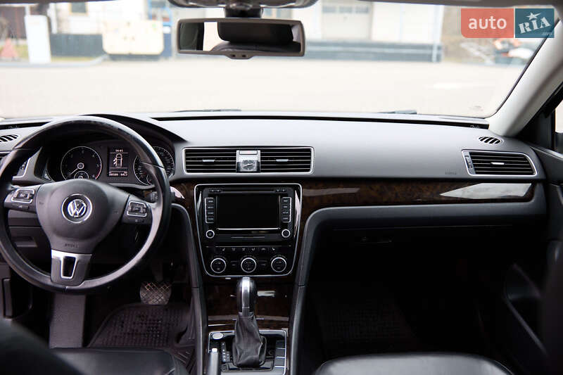 Седан Volkswagen Passat 2014 в Ивано-Франковске