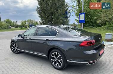 Седан Volkswagen Passat 2022 в Львове