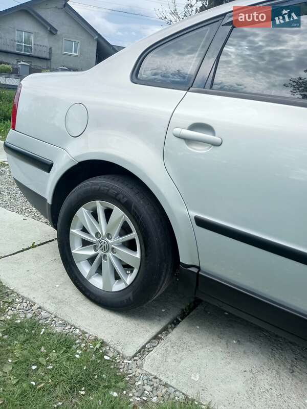 Седан Volkswagen Passat 1997 в Делятине