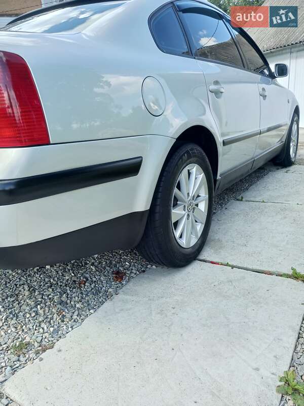 Седан Volkswagen Passat 1997 в Делятине