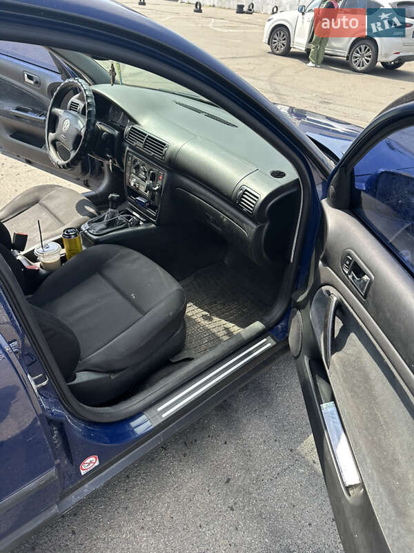 Седан Volkswagen Passat 2003 в Києві
