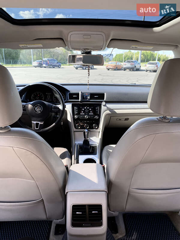 Седан Volkswagen Passat 2012 в Львове