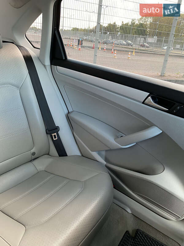 Седан Volkswagen Passat 2012 в Львове