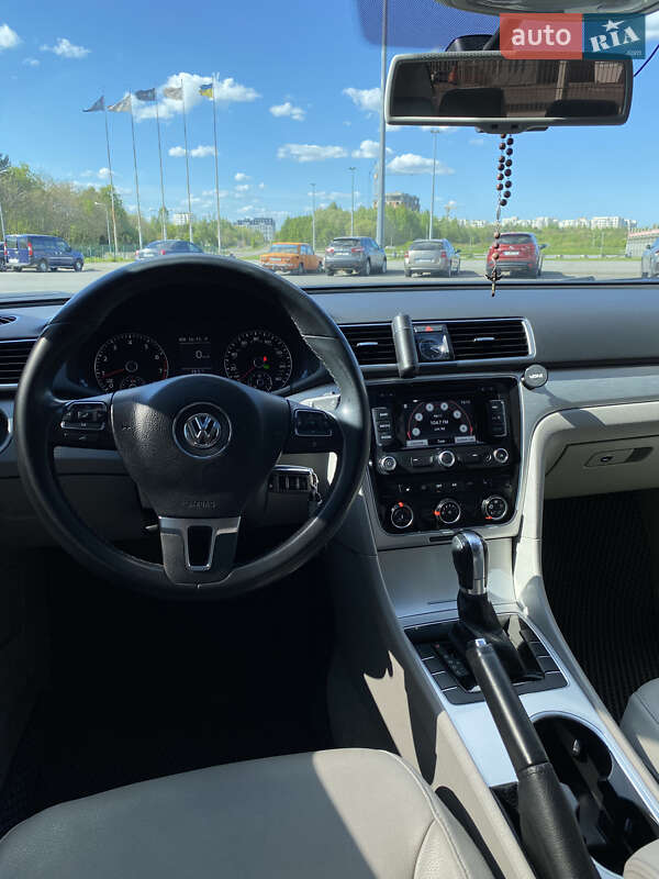 Седан Volkswagen Passat 2012 в Львове