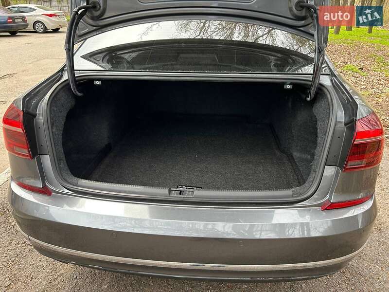 Седан Volkswagen Passat 2018 в Черкассах