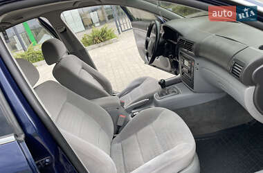 Седан Volkswagen Passat 2002 в 