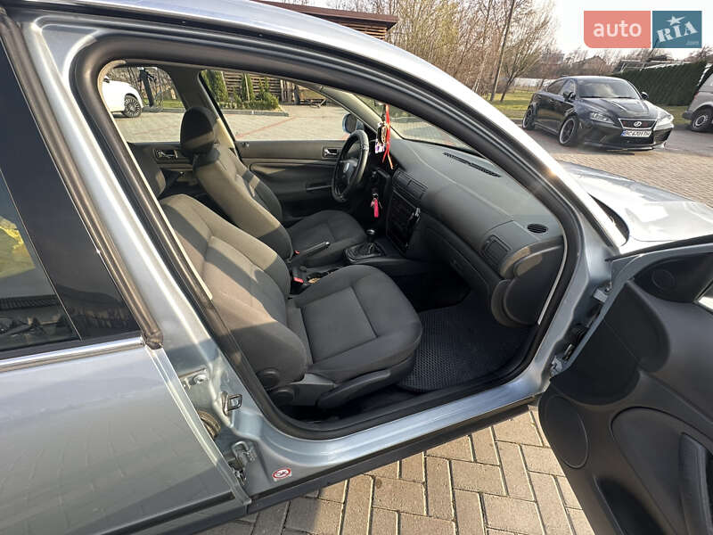 Седан Volkswagen Passat 2004 в Золочеві