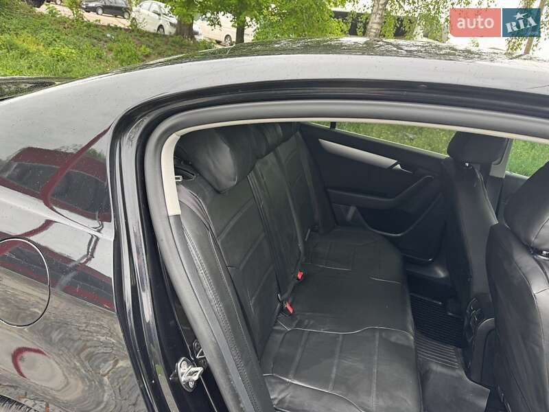 Седан Volkswagen Passat 2012 в Житомирі