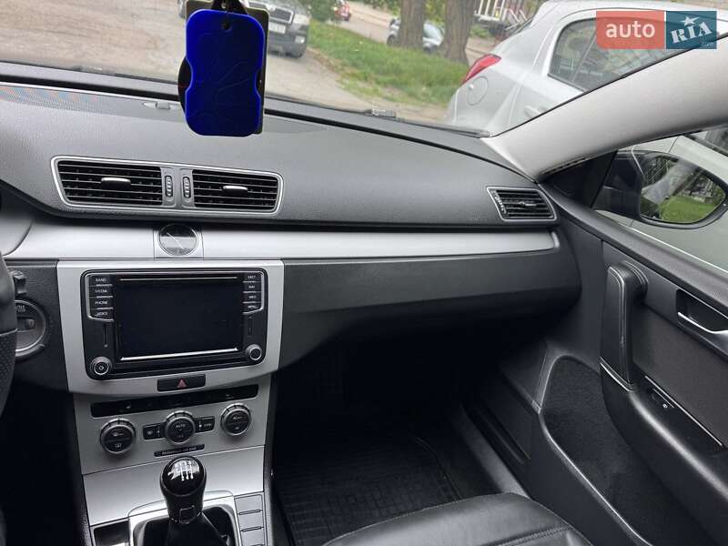 Седан Volkswagen Passat 2012 в Житомирі
