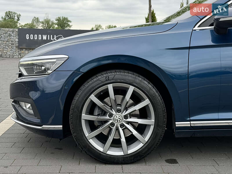 Седан Volkswagen Passat 2019 в Ужгороді