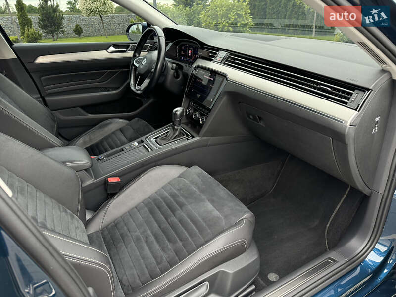 Седан Volkswagen Passat 2019 в Ужгороді