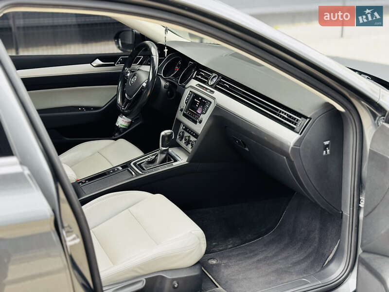 Седан Volkswagen Passat 2015 в Золочеві