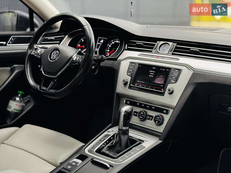 Седан Volkswagen Passat 2015 в Золочеві