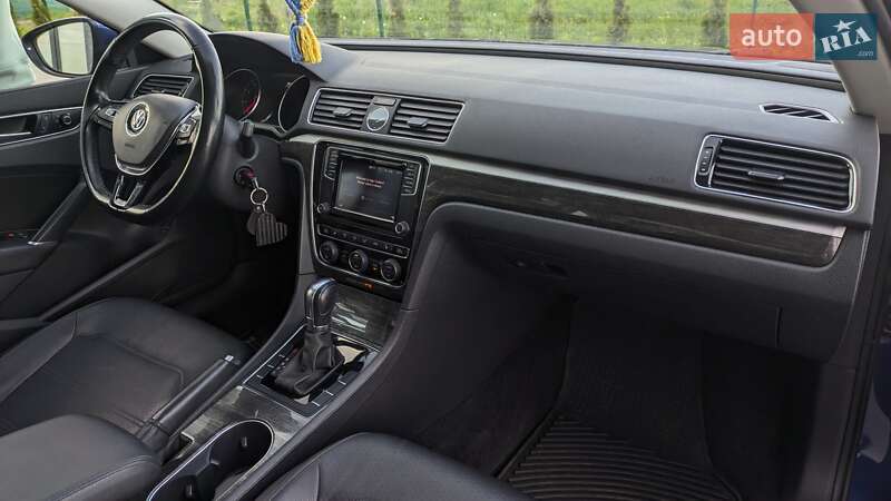 Седан Volkswagen Passat 2016 в Луцке