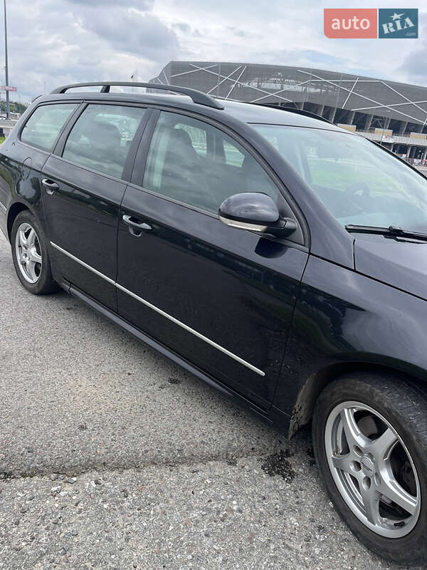 Універсал Volkswagen Passat 2010 в Львові