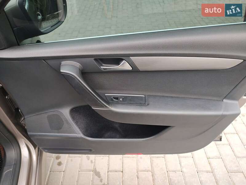 Универсал Volkswagen Passat 2011 в Ровно