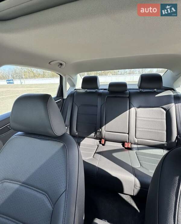 Седан Volkswagen Passat 2016 в Киеве