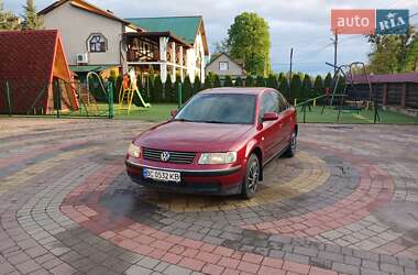 Седан Volkswagen Passat 1997 в Жовкве