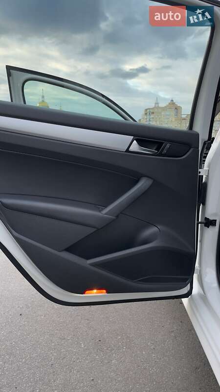 Седан Volkswagen Passat 2011 в Киеве