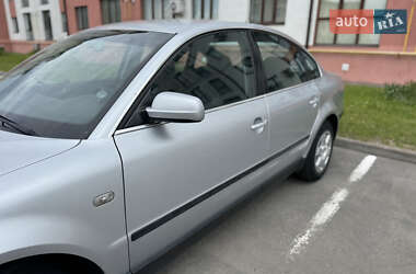 Седан Volkswagen Passat 2001 в 