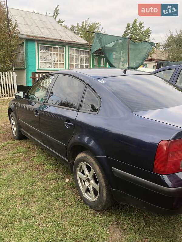 Седан Volkswagen Passat 1999 в Умані