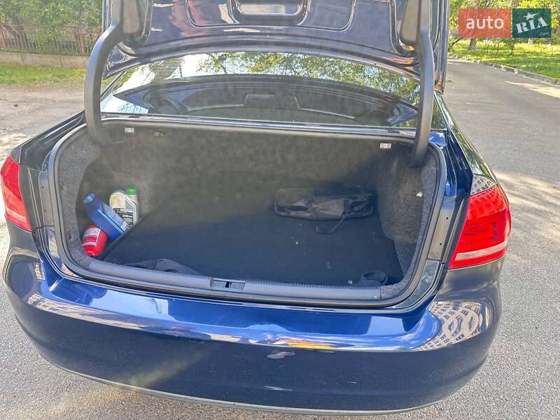 Седан Volkswagen Passat 2013 в Києві
