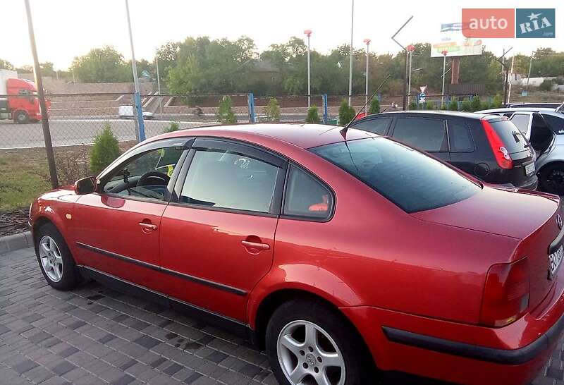 Седан Volkswagen Passat 1998 в Новоукраинке