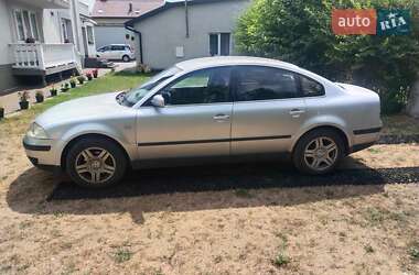 Седан Volkswagen Passat 2002 в Києві