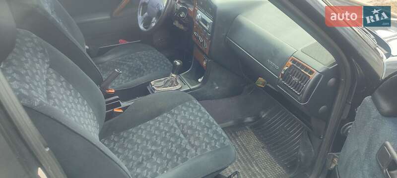 Седан Volkswagen Passat 1993 в 