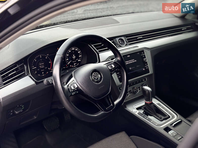 Седан Volkswagen Passat 2018 в Львові