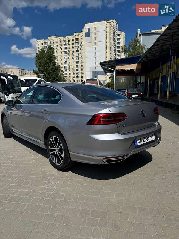 Седан Volkswagen Passat 2018 в Киеве