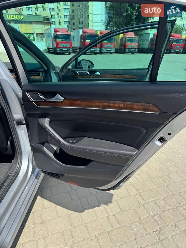 Седан Volkswagen Passat 2018 в Киеве