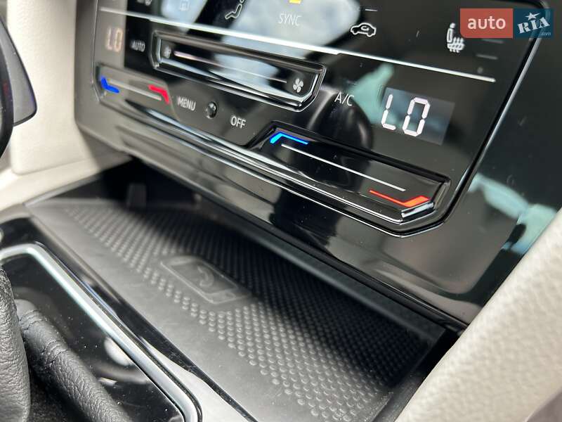 Седан Volkswagen Passat 2020 в Львове