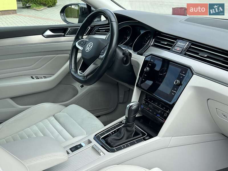 Седан Volkswagen Passat 2020 в Львове